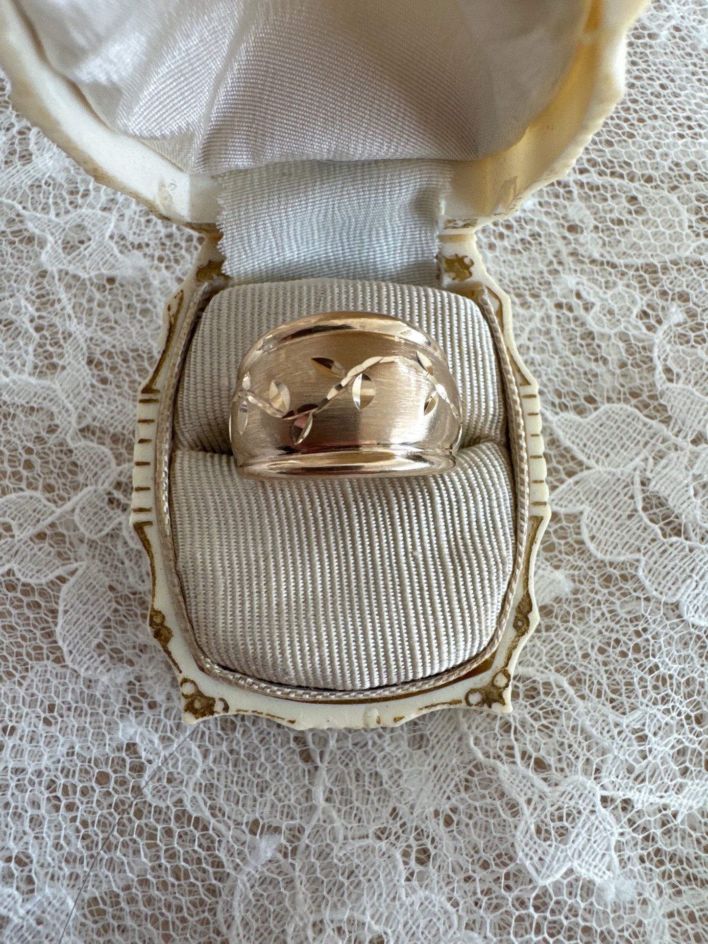vintage 10k yellow gold etched dome ring